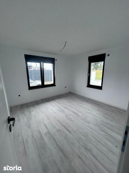 Casă cu Teren 5.5 Mp în Groși