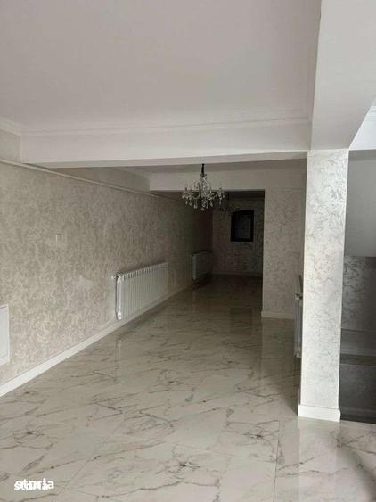 Casă cu 8 camere cu Teren 155 Mp în Central