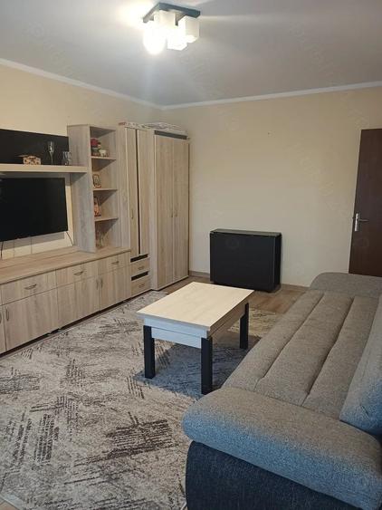 Apartament cu 3 camere decomandat în Exterior Vest