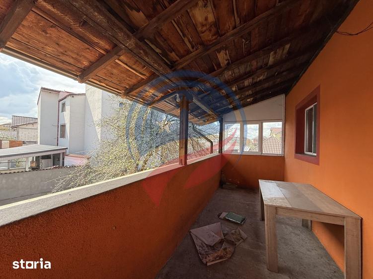 Casă cu 8 camere cu Teren 453 Mp în Central
