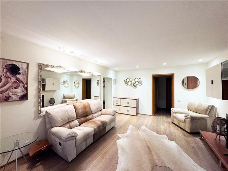 Apartament cu 3 camere semidecomandat, mobilat în Floreasca