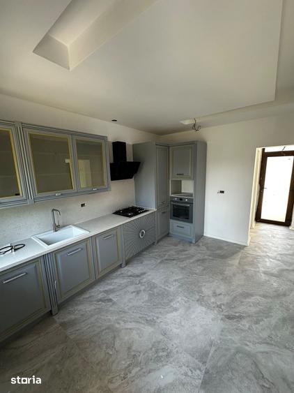 Casă cu 5 camere cu Teren 483 Mp în Corbeanca