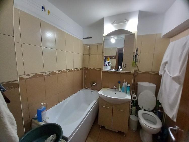 Apartament cu 2 camere decomandat în Tractorul