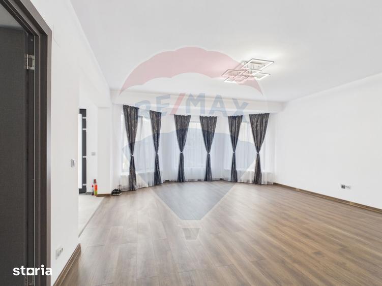 Casă cu 5 camere cu Teren 457 Mp în Vărăști