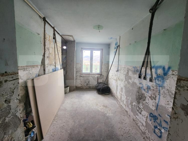Apartament cu 3 camere semidecomandat în Cugir