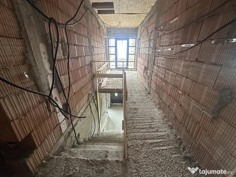 Casă cu 5 camere cu Teren 242 Mp în Ștefăneștii de Jos