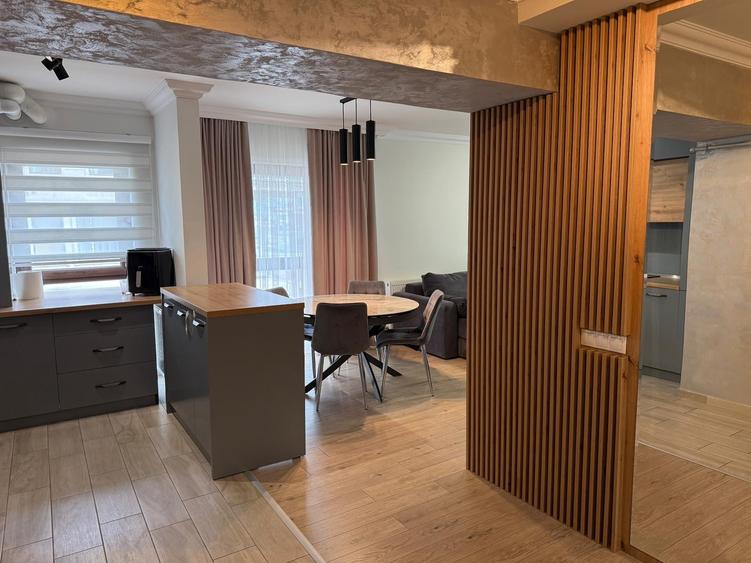 Apartament cu 4 camere decomandat în Drumul Taberei