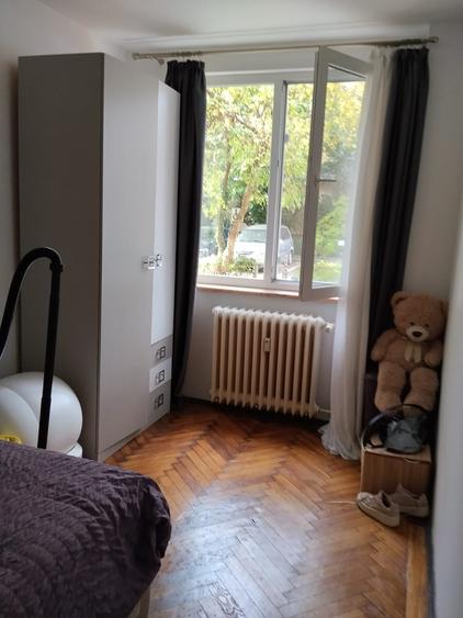 Apartament cu 3 camere semidecomandat în Calea București