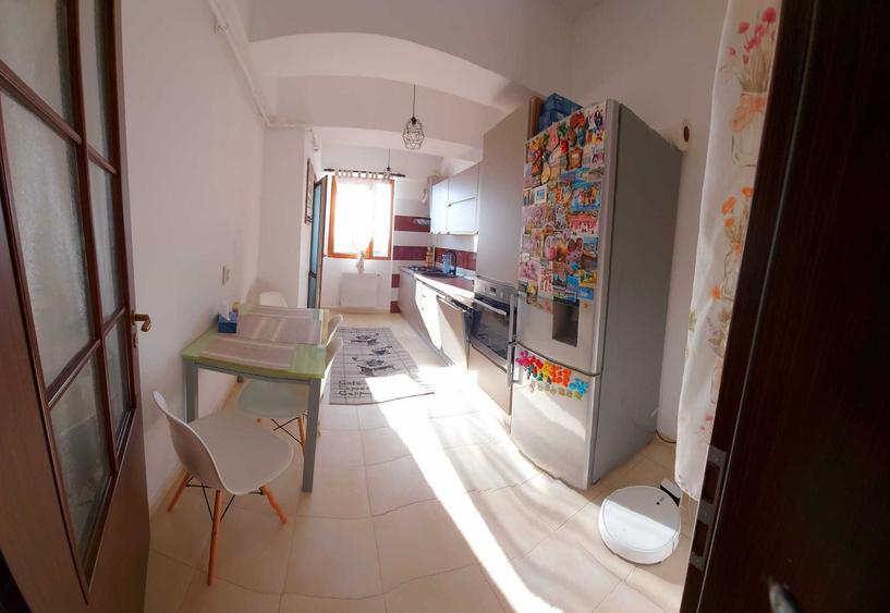 Apartament cu 3 camere semidecomandat în Ghencea