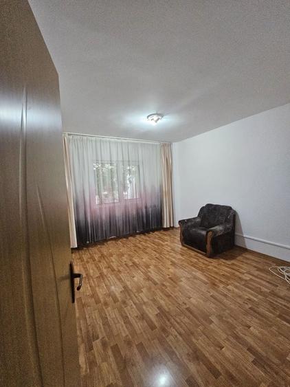 Apartament cu 4 camere decomandat în Republicii
