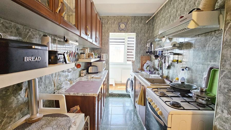 Apartament cu 3 camere decomandat în Tractorul