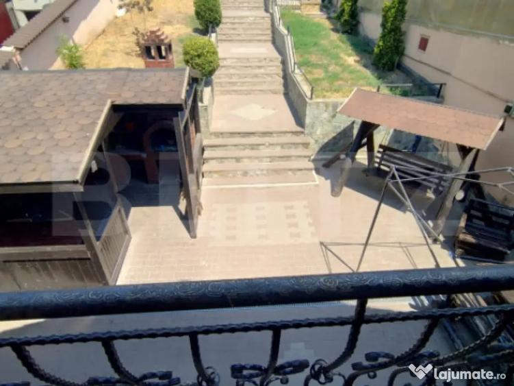 Casă cu 7 camere cu Teren 418 Mp în Romanești
