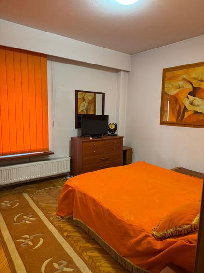 Apartament cu 3 camere decomandat, mobilat în P-ța Victoriei