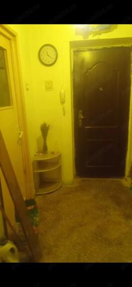 Apartament cu 3 camere semidecomandat în Titan