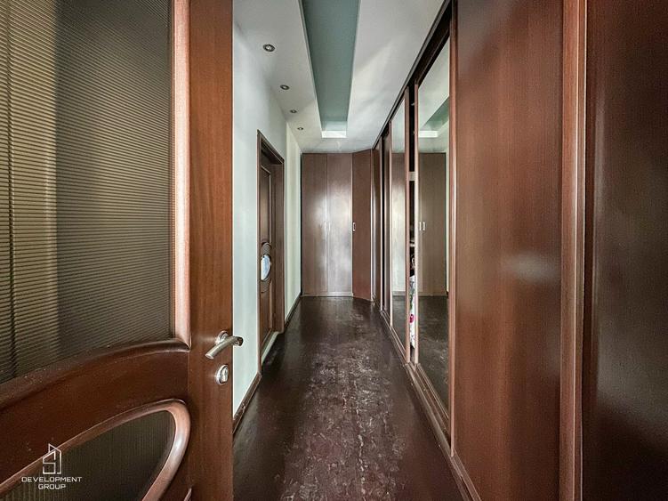 Duplex cu 11 camere cu Garaj în Central