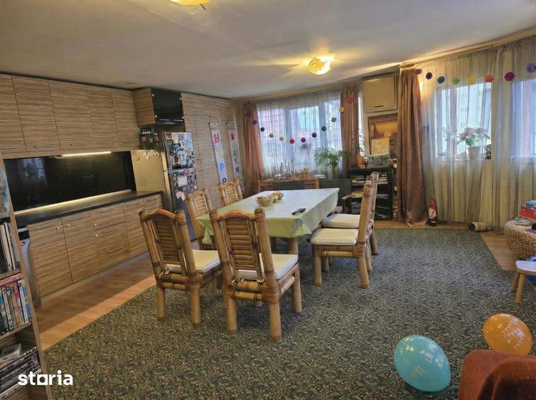 Casă cu 9 camere cu Teren 245 Mp în Apărătorii Patriei