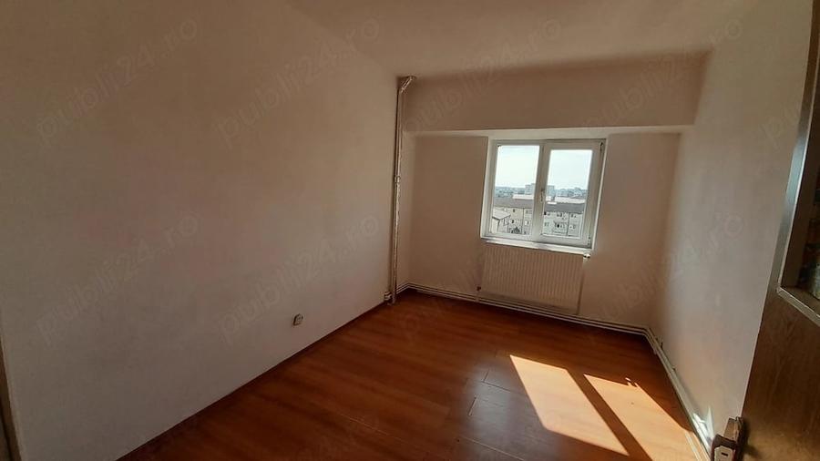 Apartament cu 4 camere decomandat în Poarta 6