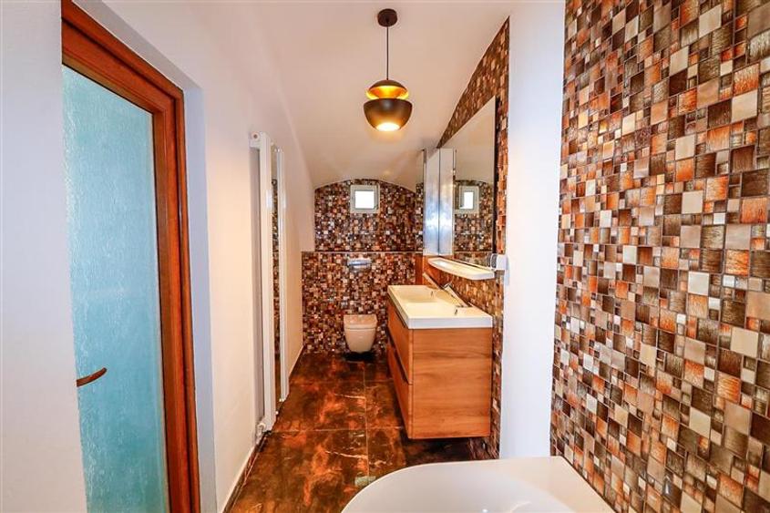 Apartament cu 3 camere nedecomandat, mobilat în Centrul Istoric