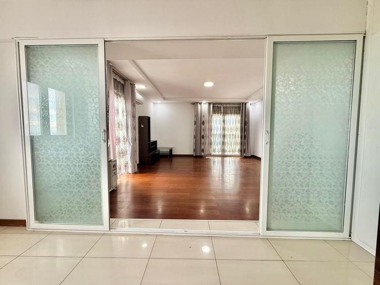 Apartament cu 3 camere decomandat în Ștefăneștii de Jos
