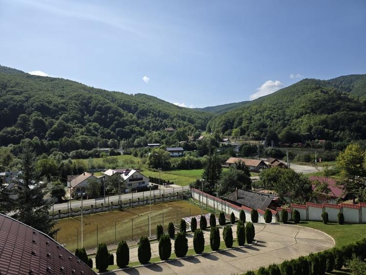 Casă individuală cu 13 camere cu Piscina în Slănic-Moldova