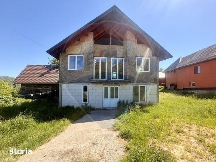 Casă cu 2 camere cu Teren 2744 Mp în Desești