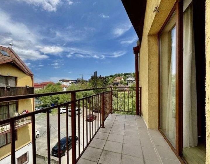 Apartament cu 3 camere semidecomandat în Câmpului