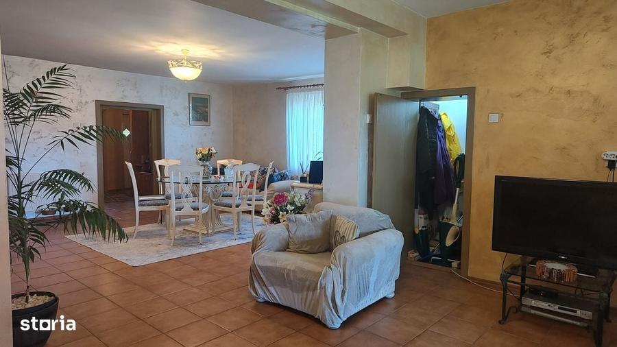 Casă cu 4 camere în Băcia