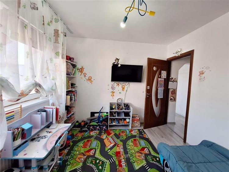 Apartament cu 2 camere semidecomandat în Mioriței