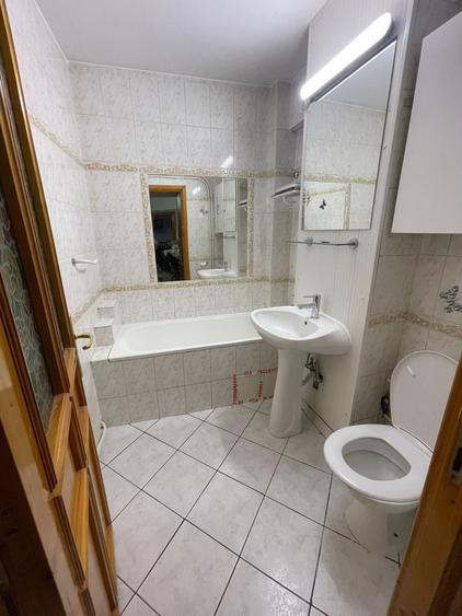 Apartament cu 3 camere decomandat în Exterior Vest