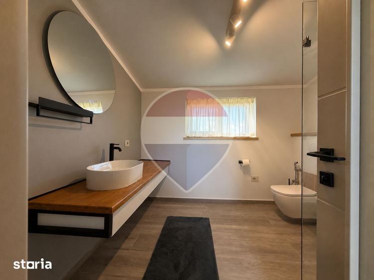 Casă cu 8 camere cu Teren 779 Mp în Șerbănești