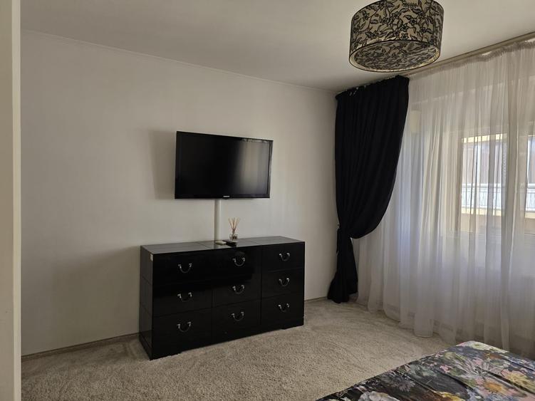Apartament cu 3 camere decomandat în Roșu