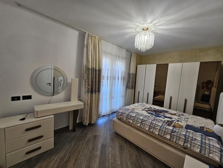 Casă individuală cu 7 camere cu Canalizare în Faleza Nord