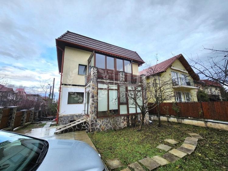 Casă individuală cu 10 camere cu Canalizare în Zorilor