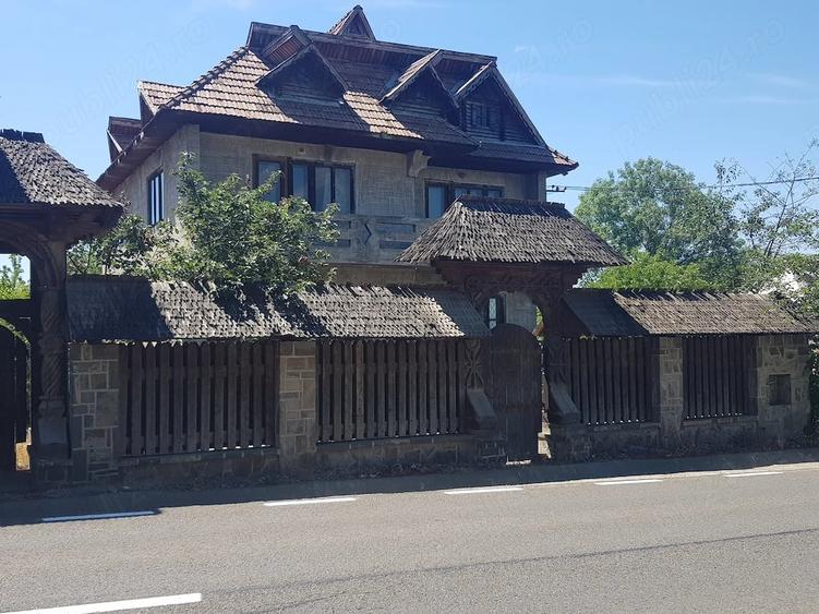 Casă cu 10 camere cu Teren 10 Mp în Central