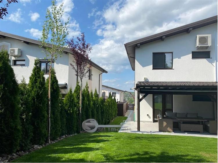 Duplex cu 4 camere cu Teren 250 Mp în Bucium