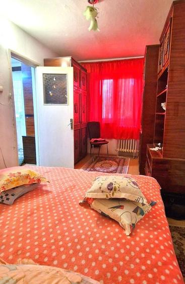 Apartament cu 3 camere semidecomandat în Km 4