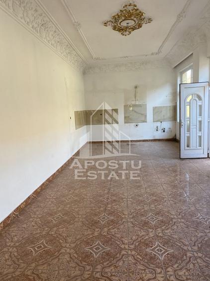 Doua case in aceea?i curte - 11