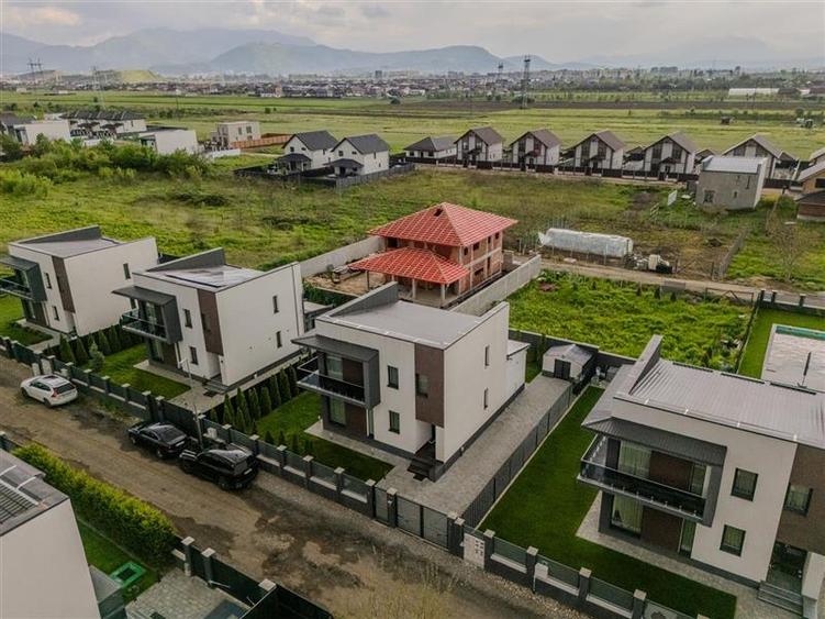 Casă cu 4 camere cu Teren 390 Mp în Sânpetru