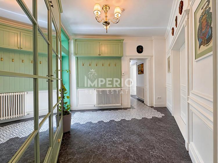 Apartament cu 3 camere semidecomandat, mobilat în Central