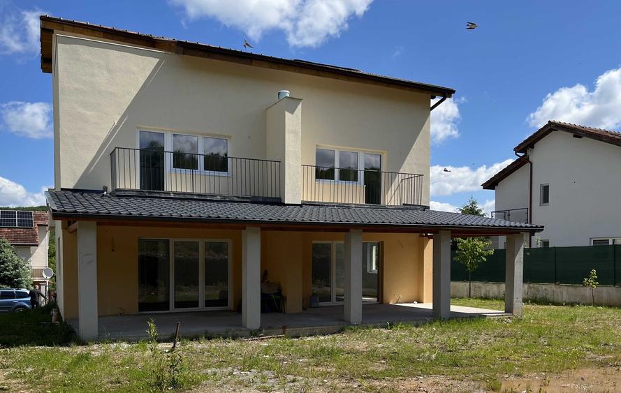 Casă cu 4 camere în Vest