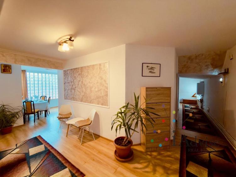 Apartament cu 4 camere semidecomandat în Schei