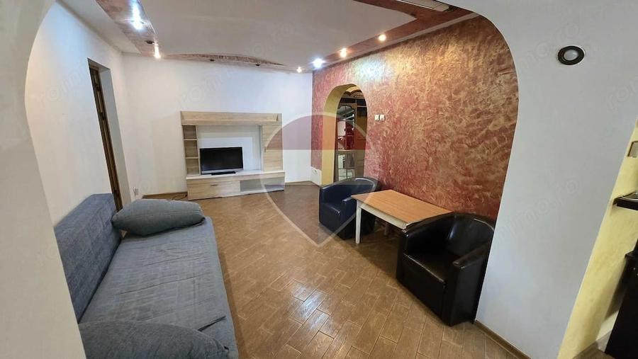 Apartament cu 3 camere decomandat în Podu Roș