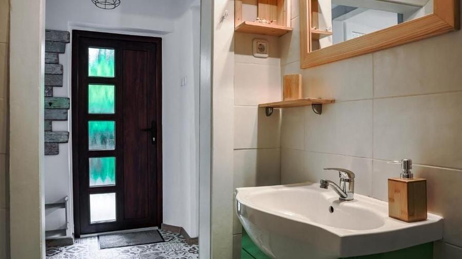 Apartament cu 2 camere semidecomandat, mobilat în Central