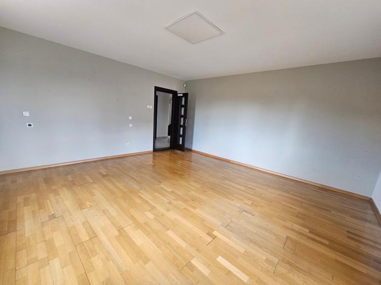 Casă cu 9 camere cu Garaj în Valea Lupului