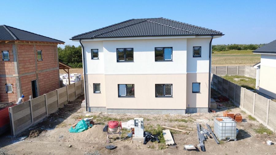 Duplex cu 3 camere cu Canalizare în Remetea Mare