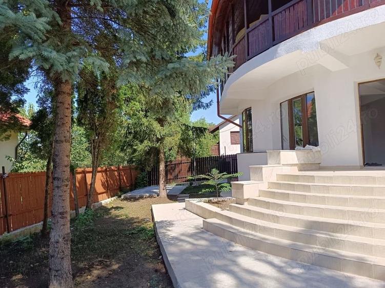 Casă cu 6 camere cu Teren 500 Mp în Păun