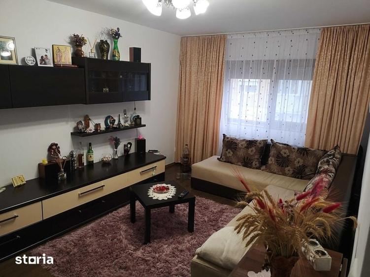 Inchiriez apartament decomandat 2 camere Micro 17 - 1