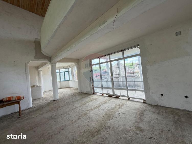 Casă cu 6 camere cu Teren 2681 Mp în Central