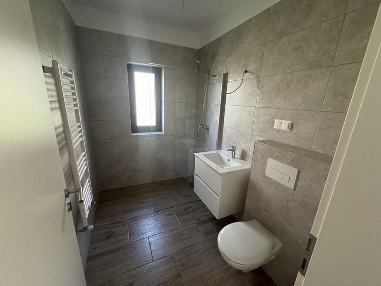 Apartament cu 7 camere decomandat în Sânpetru