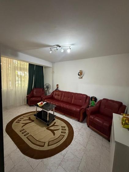Apartament cu 3 camere decomandat în Sud